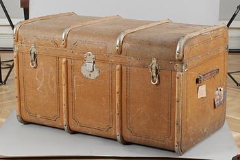 An early 20th cent luggage trunk.