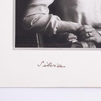 Royal photograph, King Carl XVI Gustaf och drottning Silvia, signed and dated 1977. Photo signed Claës Lewenhaupt.