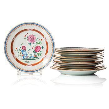 A set of 12 famille rose Chinese Export dinner plates and a serving dish, Qing dynasty, Qianlong (1736-95).