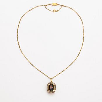 An 18K gold necklace with pearls and enamel with painted decor. Gustaf Dahlgren, Malmoe 1870.