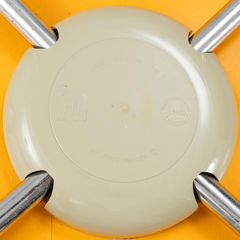 Arne Jacobsen, stolar, 5 st, "Sjuan", Fritz Hansen, Danmark, daterade 1976.