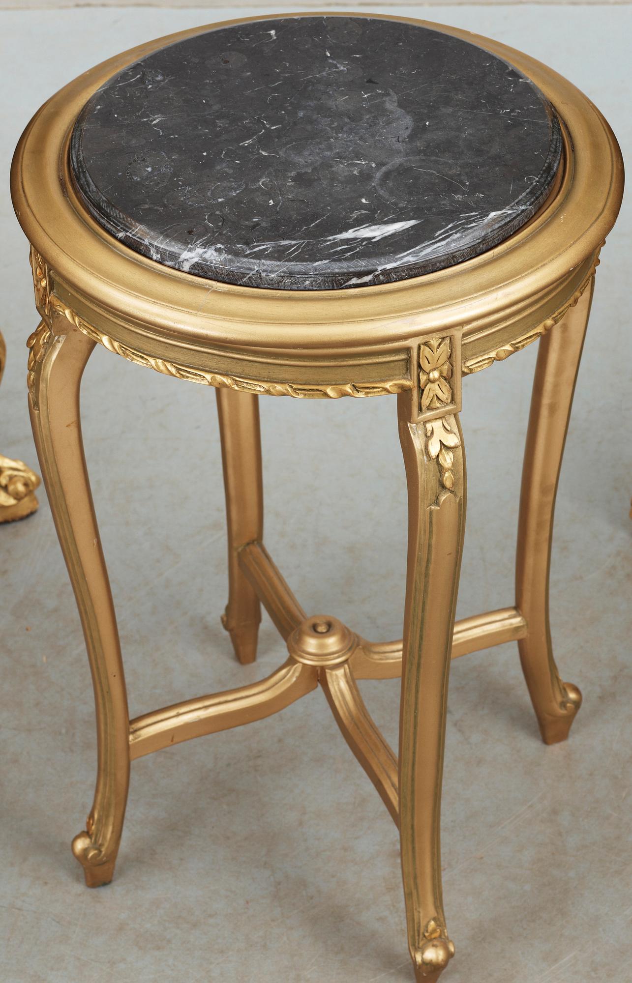 FÅTÖLJER, ett par och BORD, rokokostil, 1900/2000-tal.