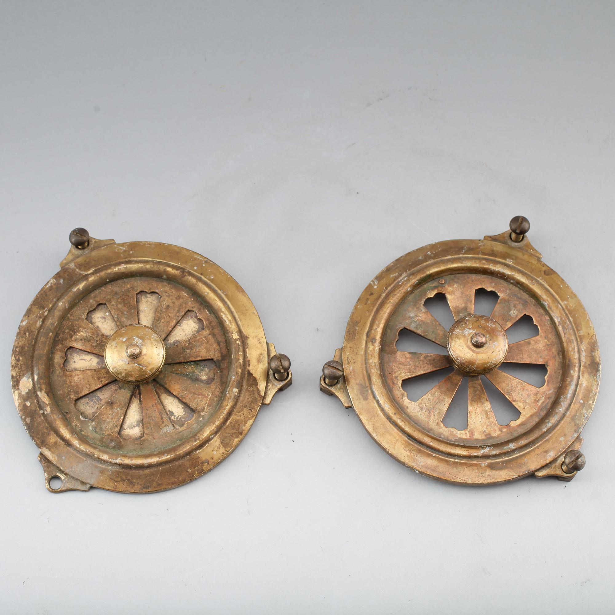 VENTILER, 2 st, förgylld brons och mässing, 1800-talets andra hälft.