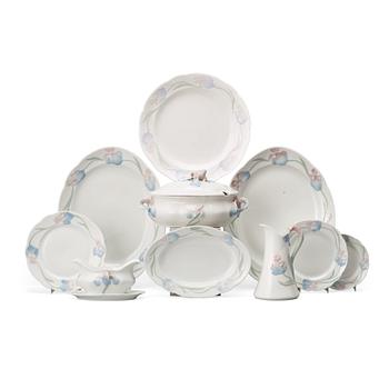 31. Alf Wallander, An Alf Wallander Art Nouveau 'Iris' porcelain 21 pcs part dinner service and three small fish dishes, Rörstrand, Sweden.