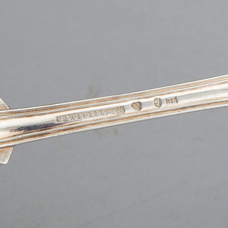 BESTICK I SILVER, 32 delar, olika svenska mästare, 1800/1900-tal. Total vikt ca 2035 gram inklusive knivblad.