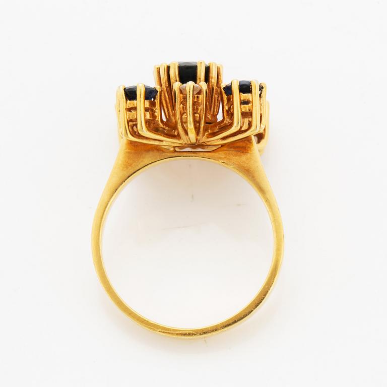 Ring med safirer och briljantslipade diamanter.