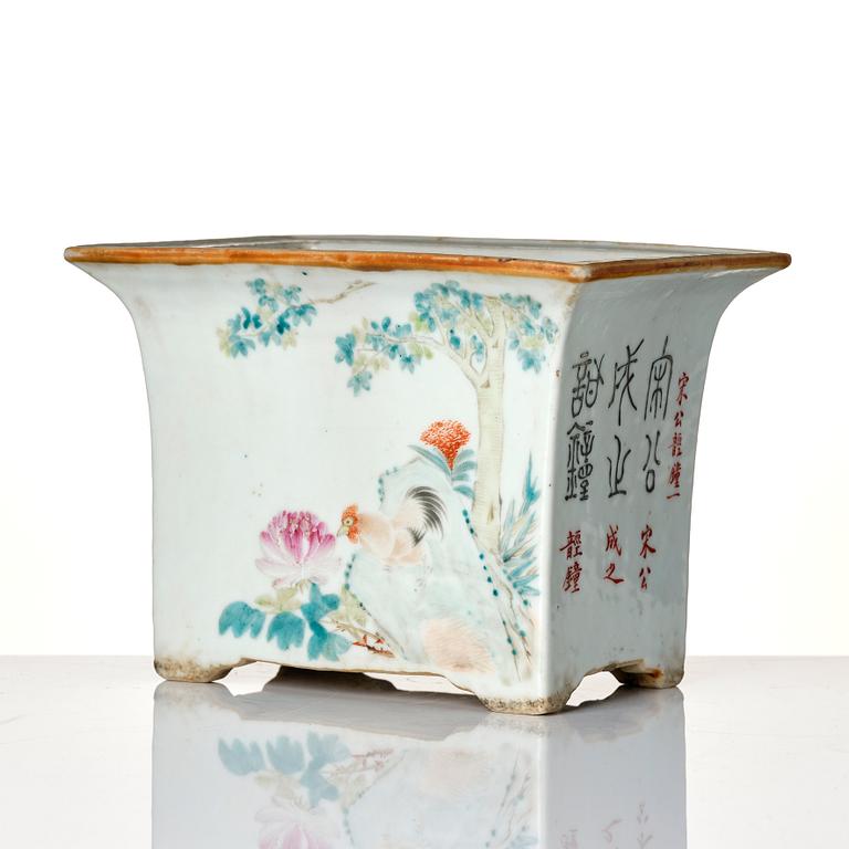 A Chinese famille rose flower pot, early 20th century.