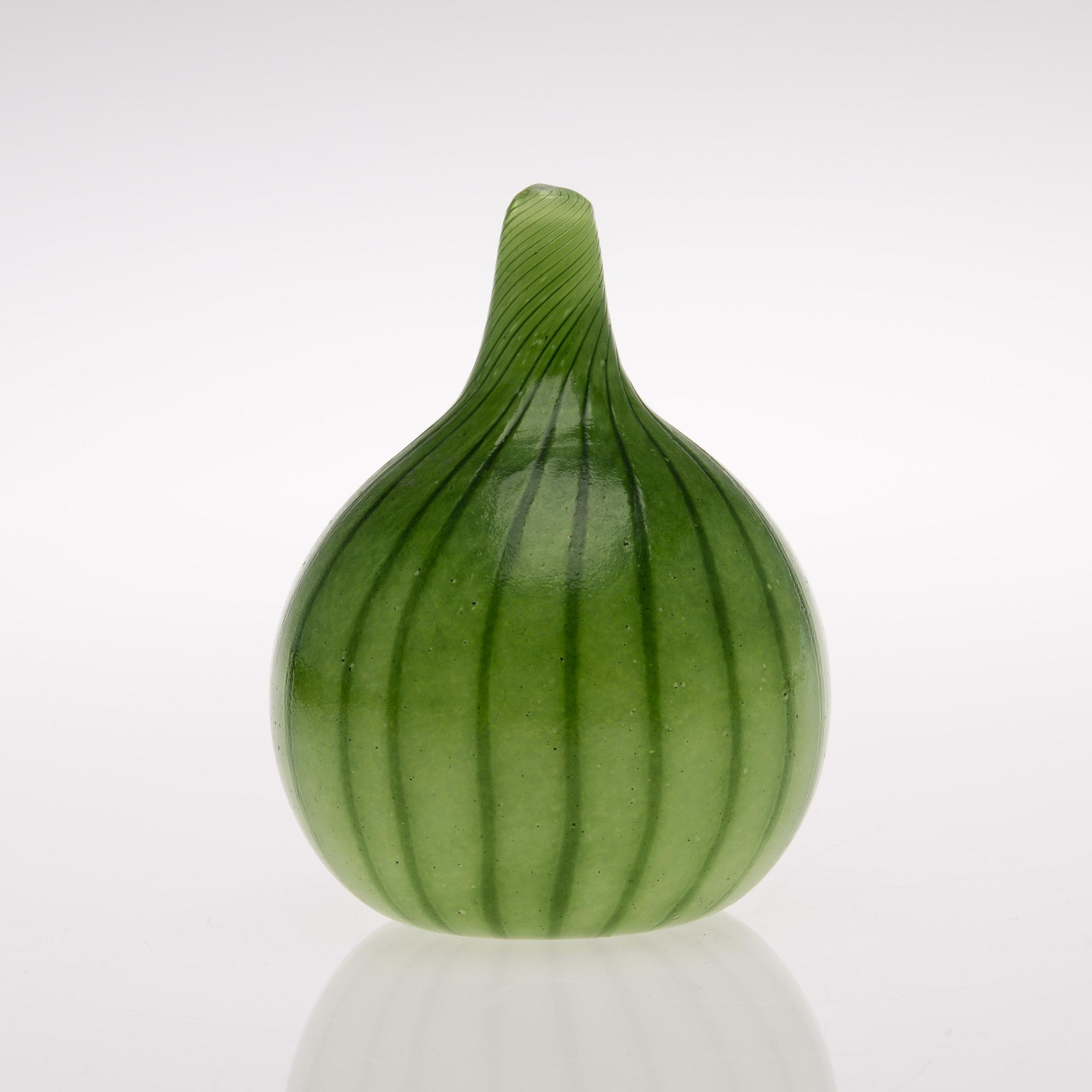 A glass sculpture by Oiva Toikka. Onion. Signed Oiva Toikka, Nuutajärvi Notsjö, 237/1000. Designed in 1991.