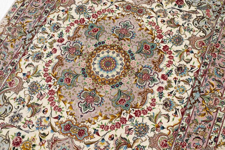 A Tabriz rug, signed, c. 160 x 101 cm.