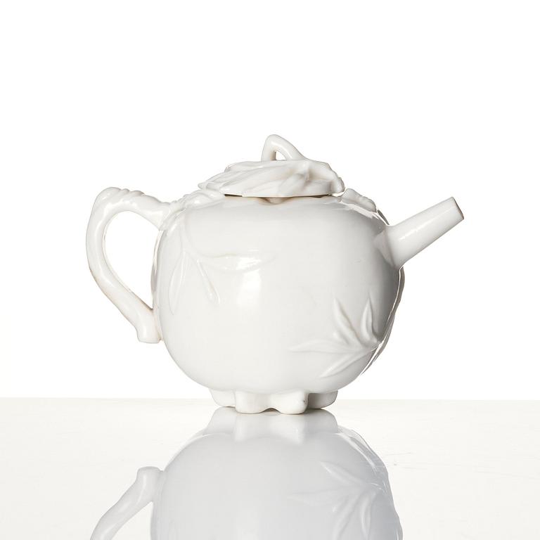 A blanc de chine tea pot with cover, Qing dynasty, Kangxi (1662-1722).