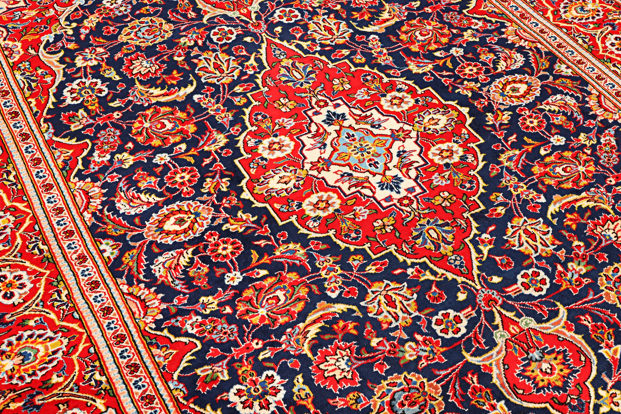 A Kashan carpet, c. 305 x 200 cm.