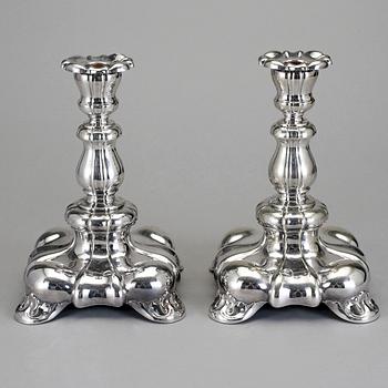 LJUSSTAKAR, ett par. Nysilver, rokokostil, 1900-tal.