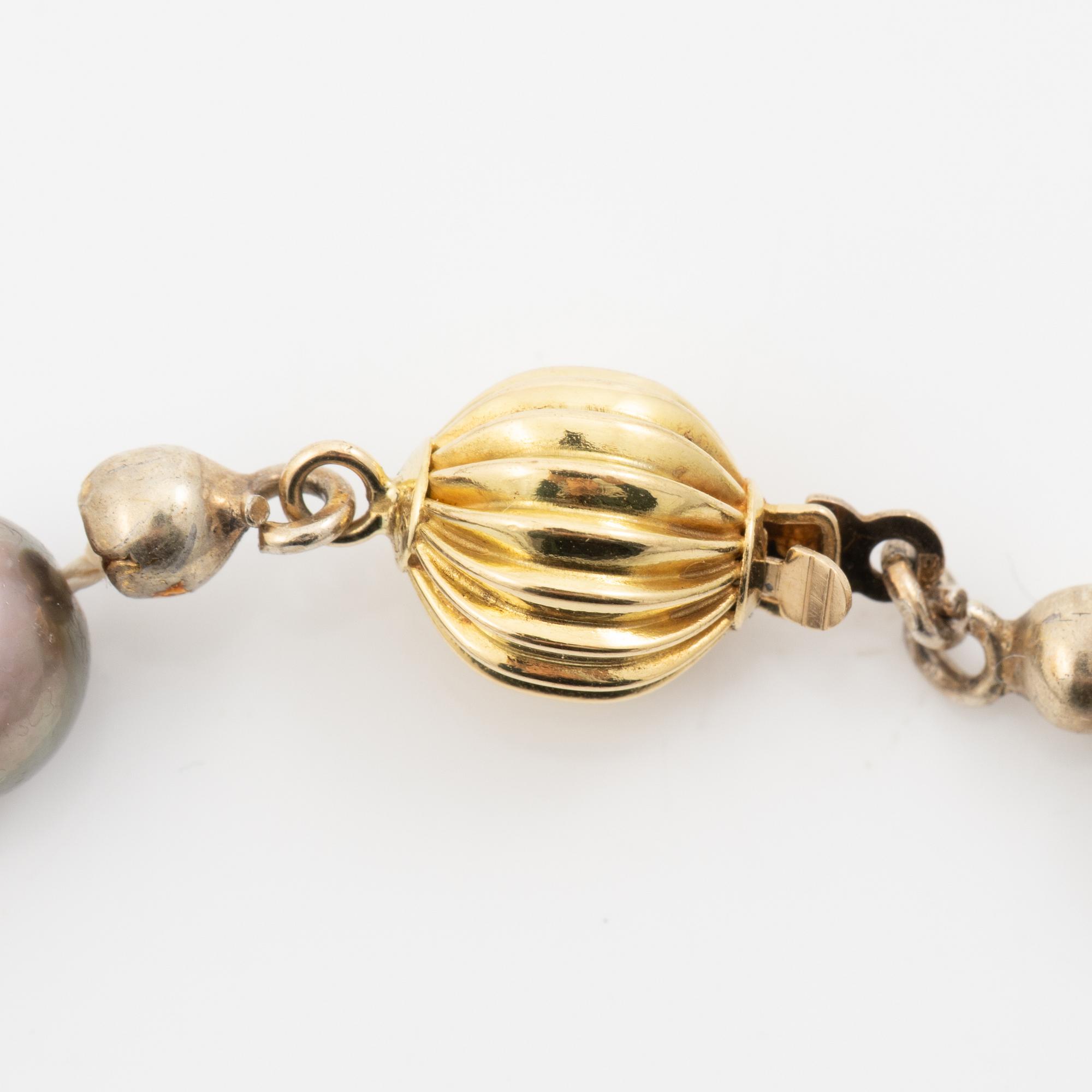 Collier med odlade pärlor, lås 18K guld.