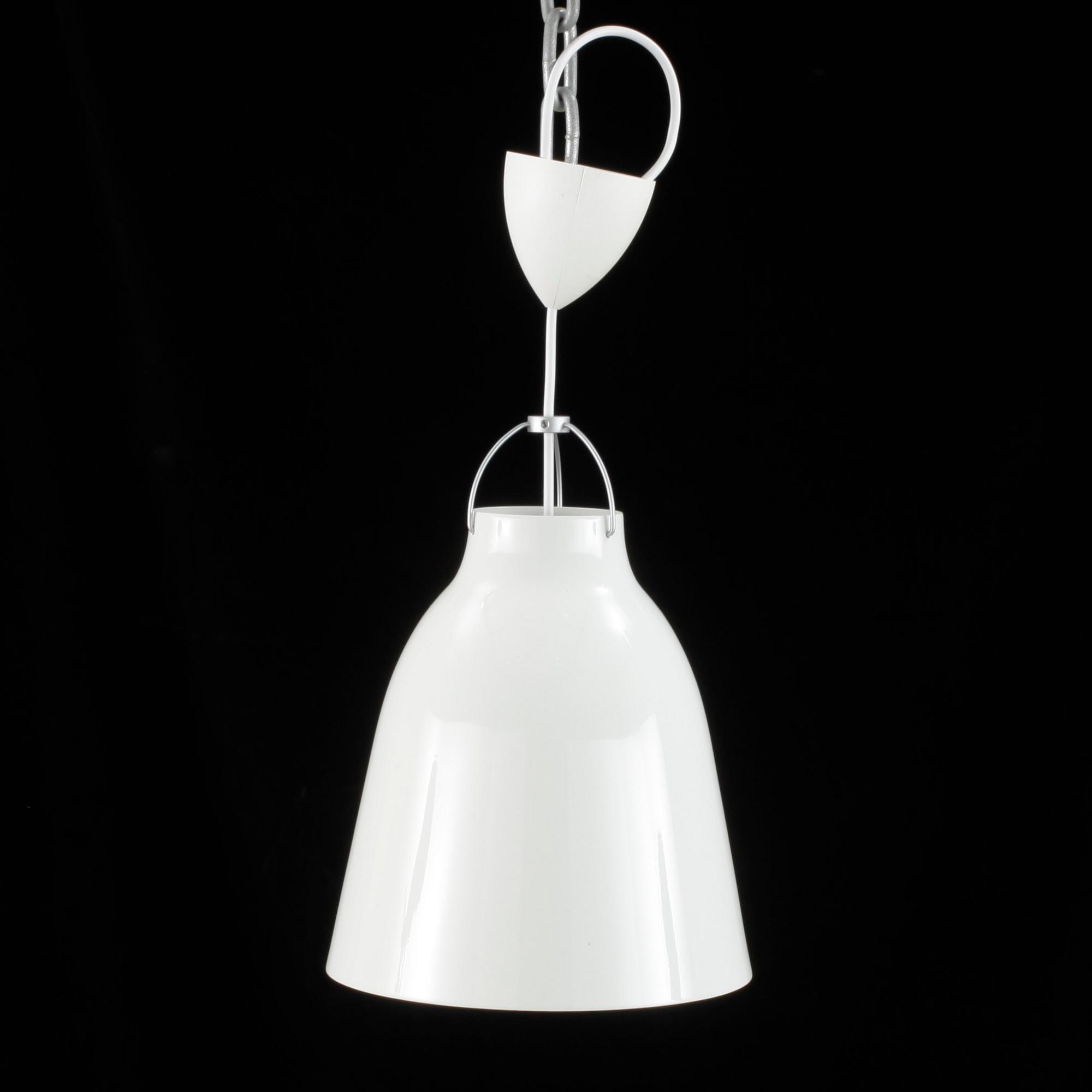 TAKLAMPA, vit mattlackerad metall, "Caravaggio pendel", design: Cecilie Manz.
