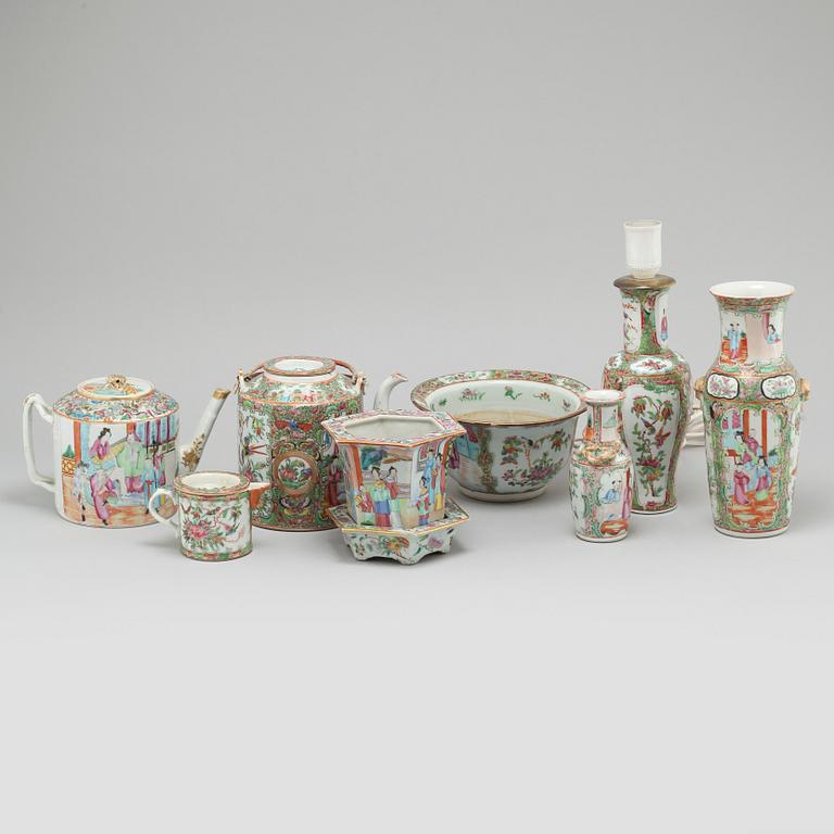 Eight pieces of chinese porcelain, around the year 1900.