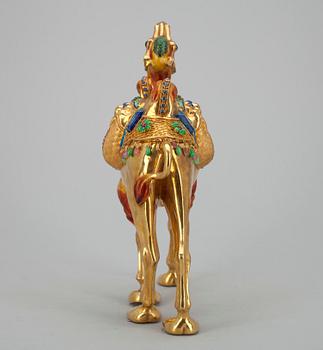 KAMELI, kultaa 18k, Kiina 1970-luku, tarkastusleimattu Suomessa 1975. Kokonaispaino n. 721 g, ilman jalustaa.