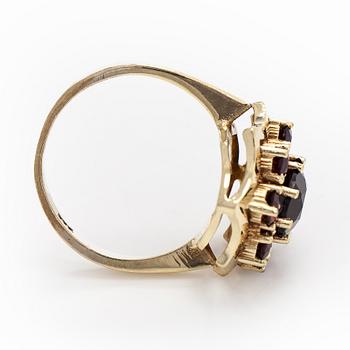 Sormus, 8K kultaa ja granaatteja.