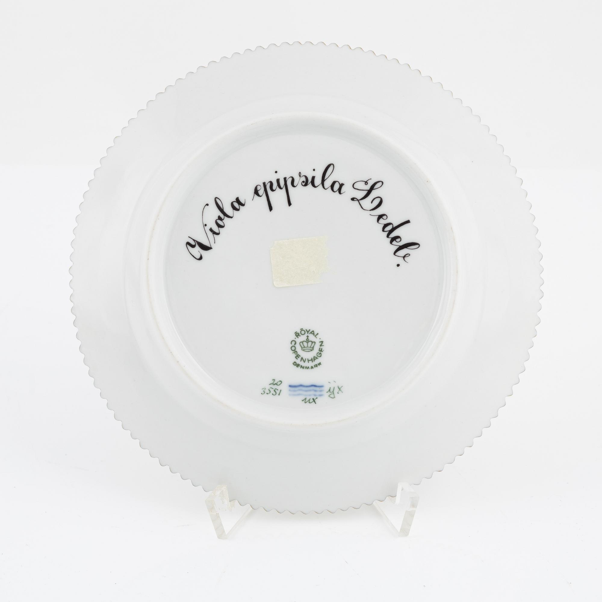 Assiett samt äggkopp, "Flora Danica", Royal Copenhagen, Danmark, 1985-1991.