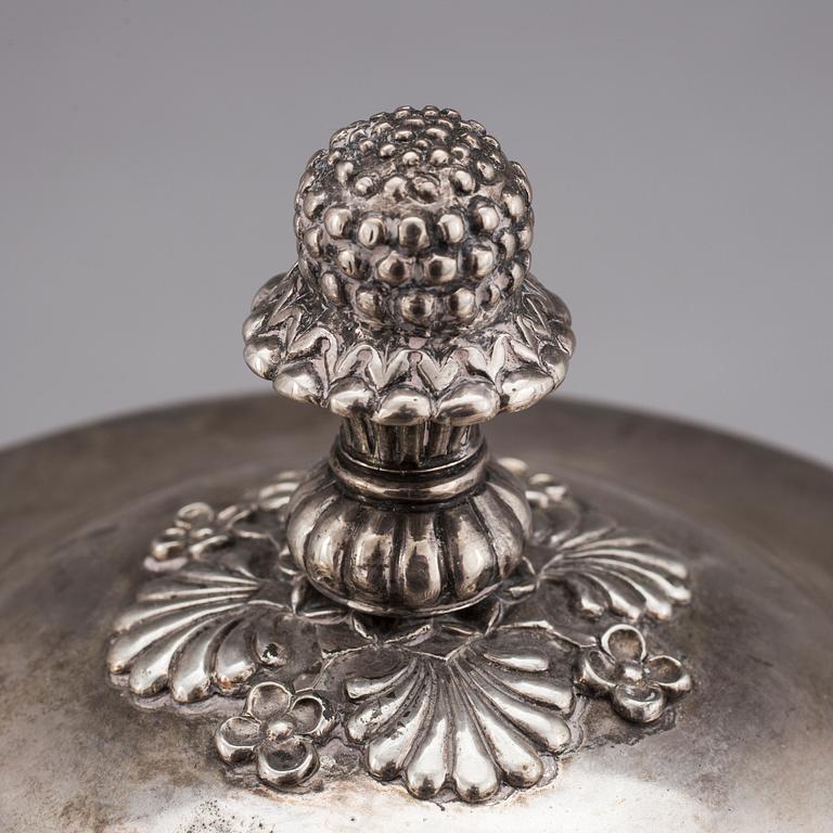 SOCKERSKÅL PÅ FOT MED LOCK, Carl Petter Norlin, Malmö 1838. Vikt ca 880 gram.