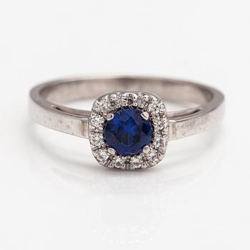 A 14K white gold ring with a sapphire and diamonds ca. 0.07 ct in total. Kultajousi 2016.