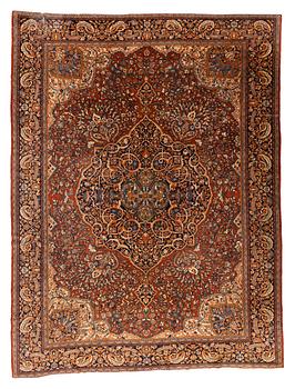 A carpet, antique Sarouk, ca 421-428 x 316-324,5 cm.