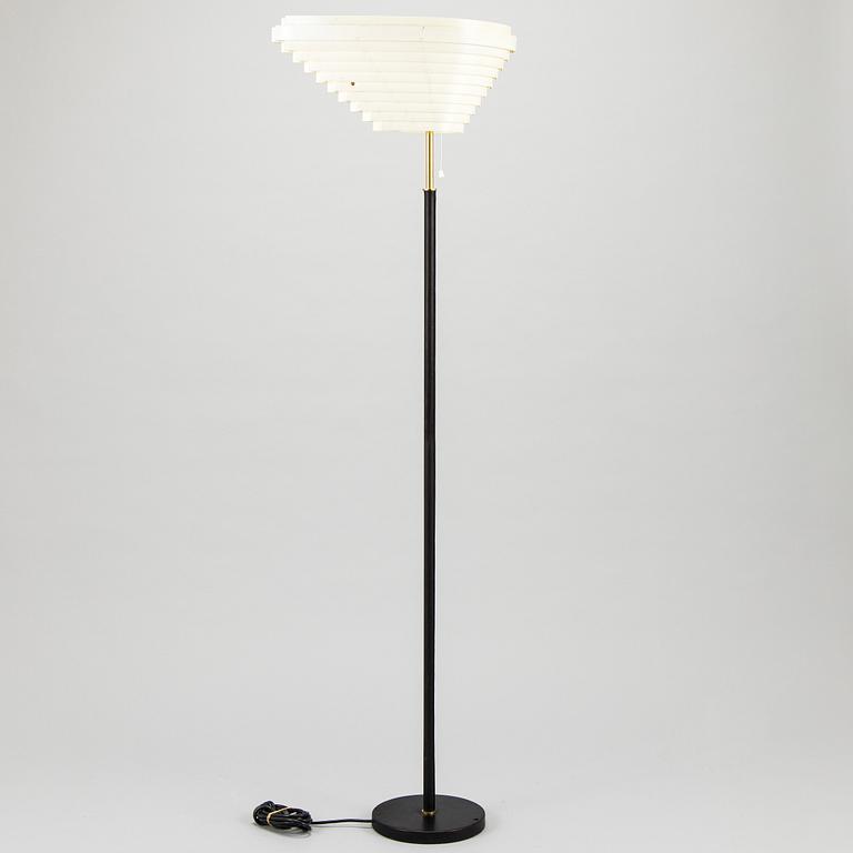 Alvar Aalto, 'Angel wing' model A 805 floor light manufactured by Valaisinpaja Oy, end of 20th century.