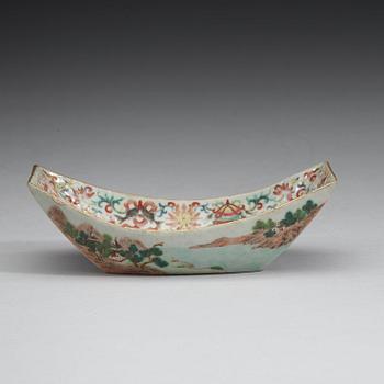 A famille rose tea boat, Qing dynasty with Jiaqings seal mark and period (1796-1820).