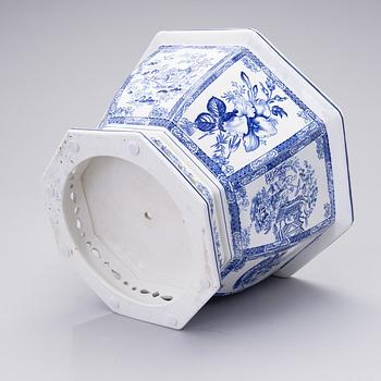 YTTERFODER, keramik, Gustavsberg, 1900-talets början.