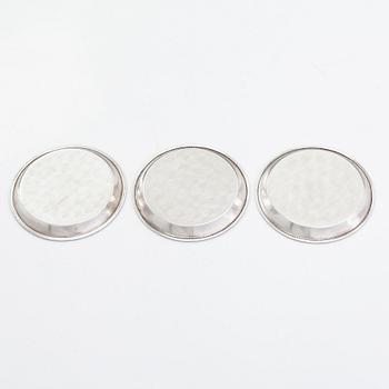 Coasters, 12 st, silver, Finland 1948-50 och coasters för vinflaska, 2 st, försilvrade, England.