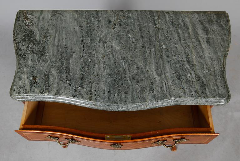 BYRÅ, rokokostil, 1900-talets andra hälft.