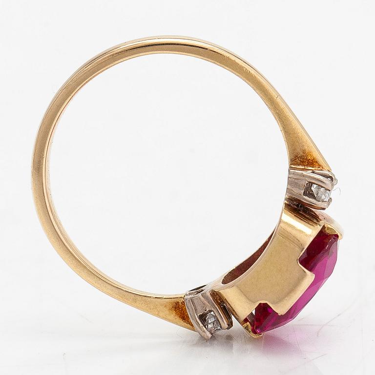 An 18K gold ring with a synthetic ruby and diamonds approx. 0.12 ct in total. Kultacet Oy, Helsinki 1988.