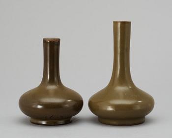 609. A set of two tea dust green vases, Qing dynasty.