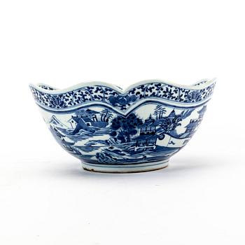 A Chinese porcelain bowl, circa 1800.