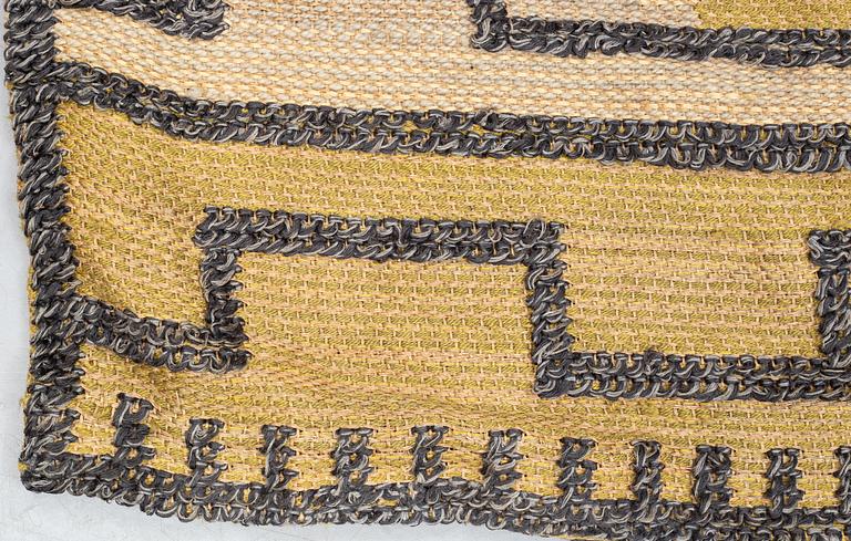 Elsa Gullberg, draperi/vävnad, "Lejon och Gripar", slätväv med reliefdekor av knutar, ca 228,5-230 x 148,5-153,5 cm.