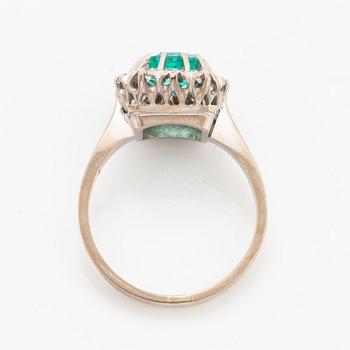 Ring 18K vitguld med en fasettslipad smaragd.