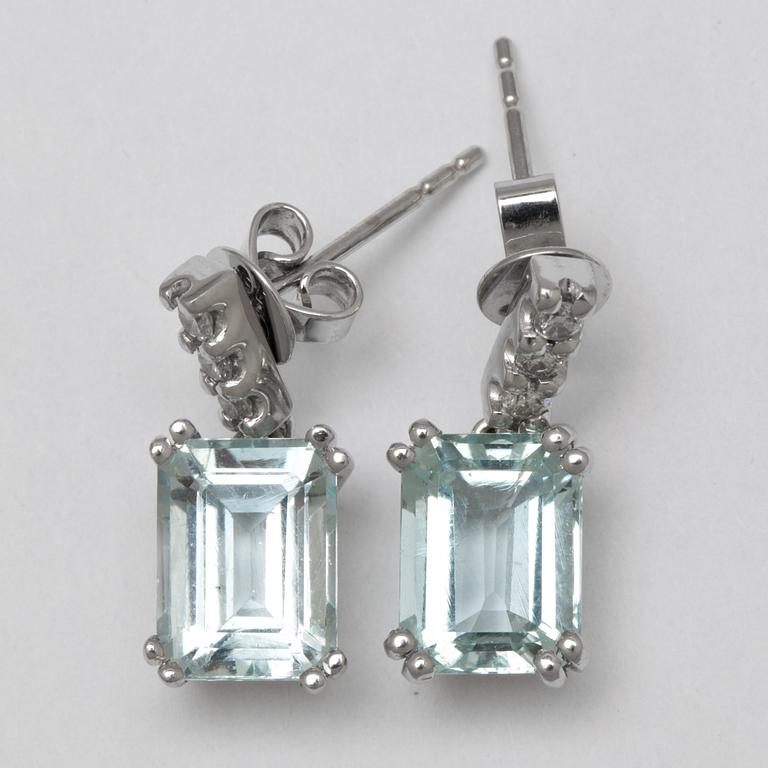 ÖRHÄNGEN, 18 k vitguld med akvamarin samt diamanter. Vikt ca 3 g.