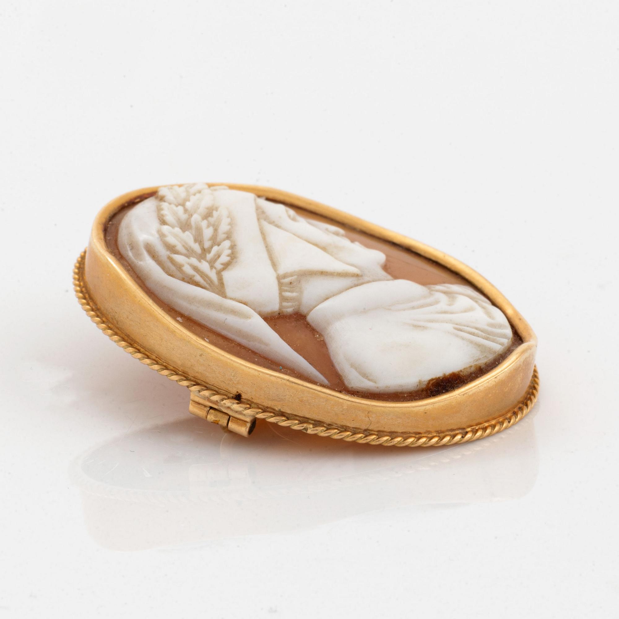 Carved sea shell brooch, 18K gold.