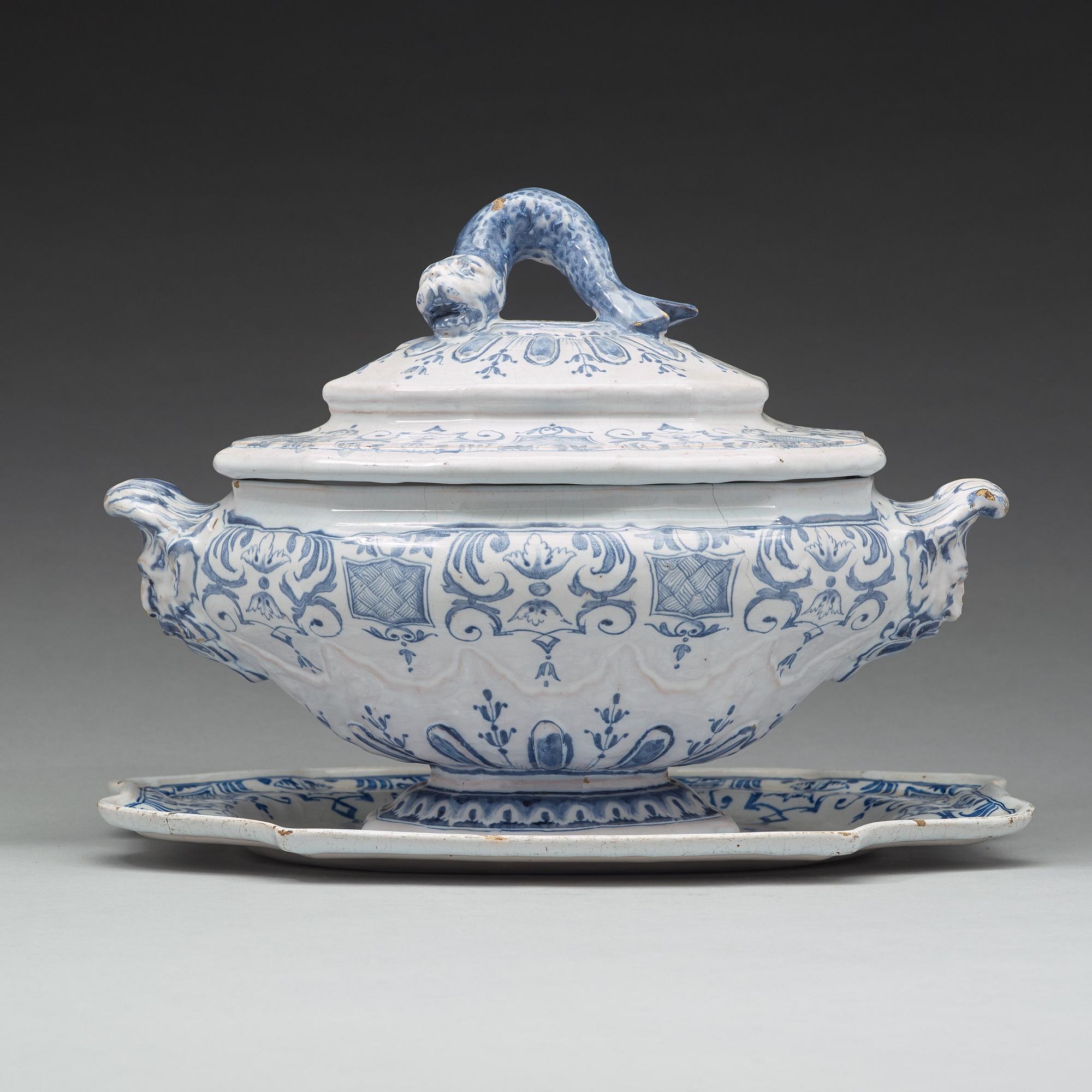 TERRIN med FAT, fajans. Rörstrand, 1700-talets första hälft.