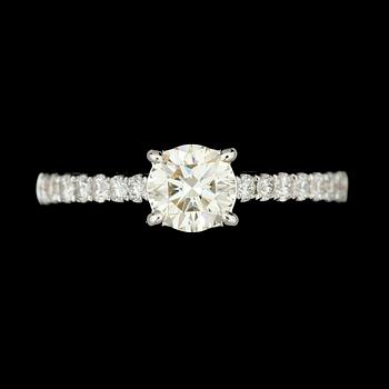 RING, 18k vitguld med briljantslipade diamanter ca0,68ct+ tot0,31ct. Vikt 3,3g.