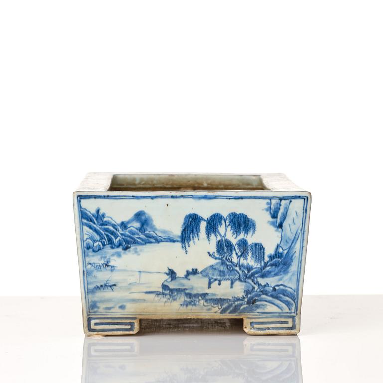 A large rectangular blue and white flower pot, Qing dynasty, 18th Century.