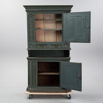 A painted cabinet from Hälsingland, possibly from the first half of the 19th century.