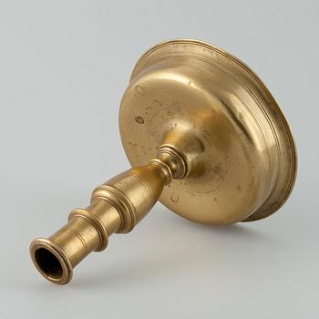 KYNTTILÄNJALKA, messinkiä, luultavasti Espania/Flanderi 1600-luku.