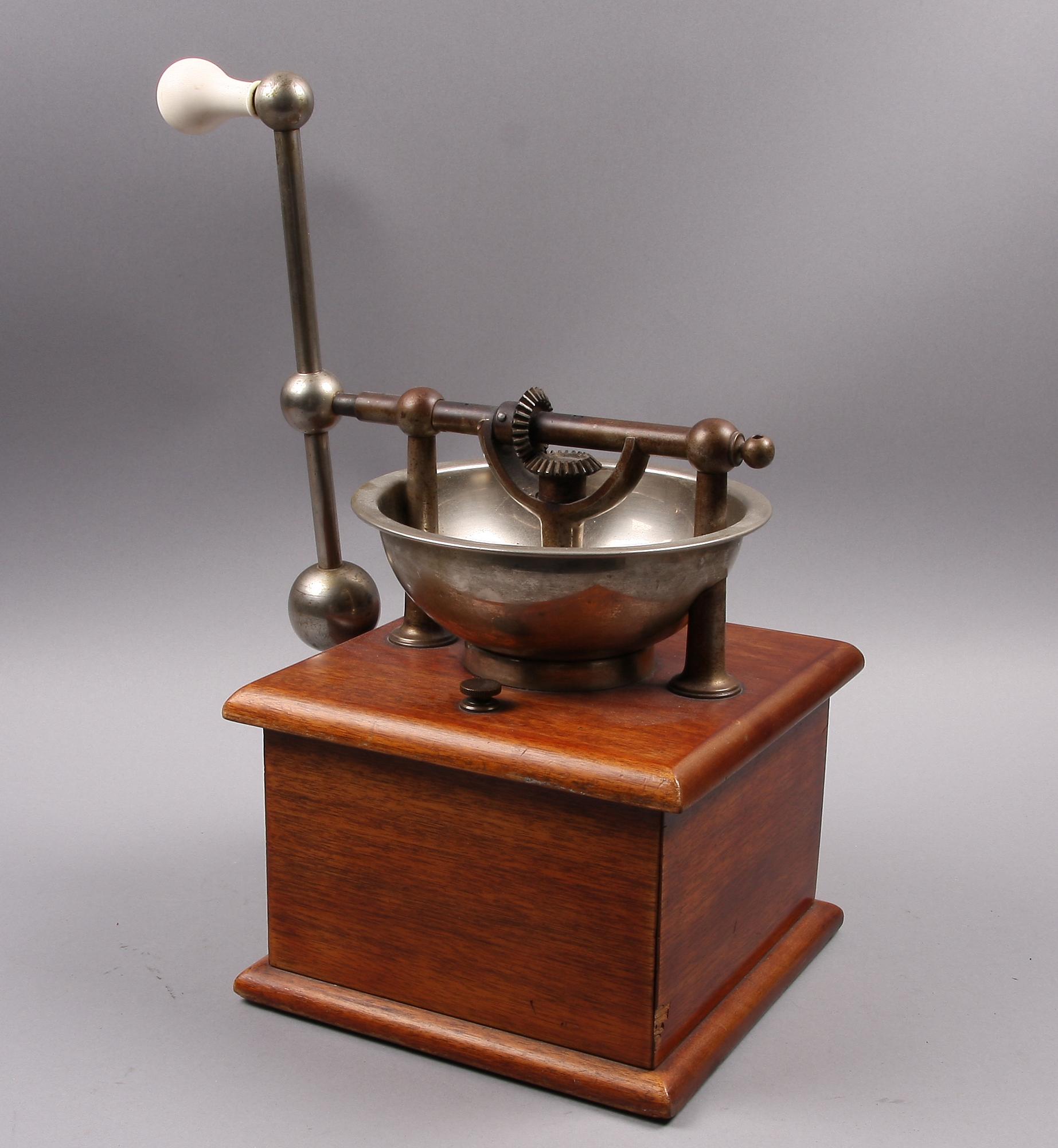 KAFFEKVARN, trä och metall. 1900-talets början.