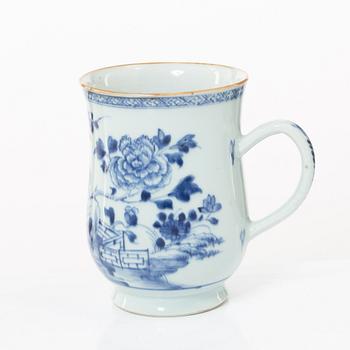 Krus, samt muggar två stycken, porslin. Qingdynastin, 1700-tal.