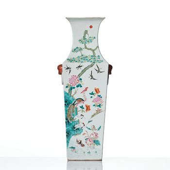 Vas, porslin. Qingdynastin, 1800-tal.