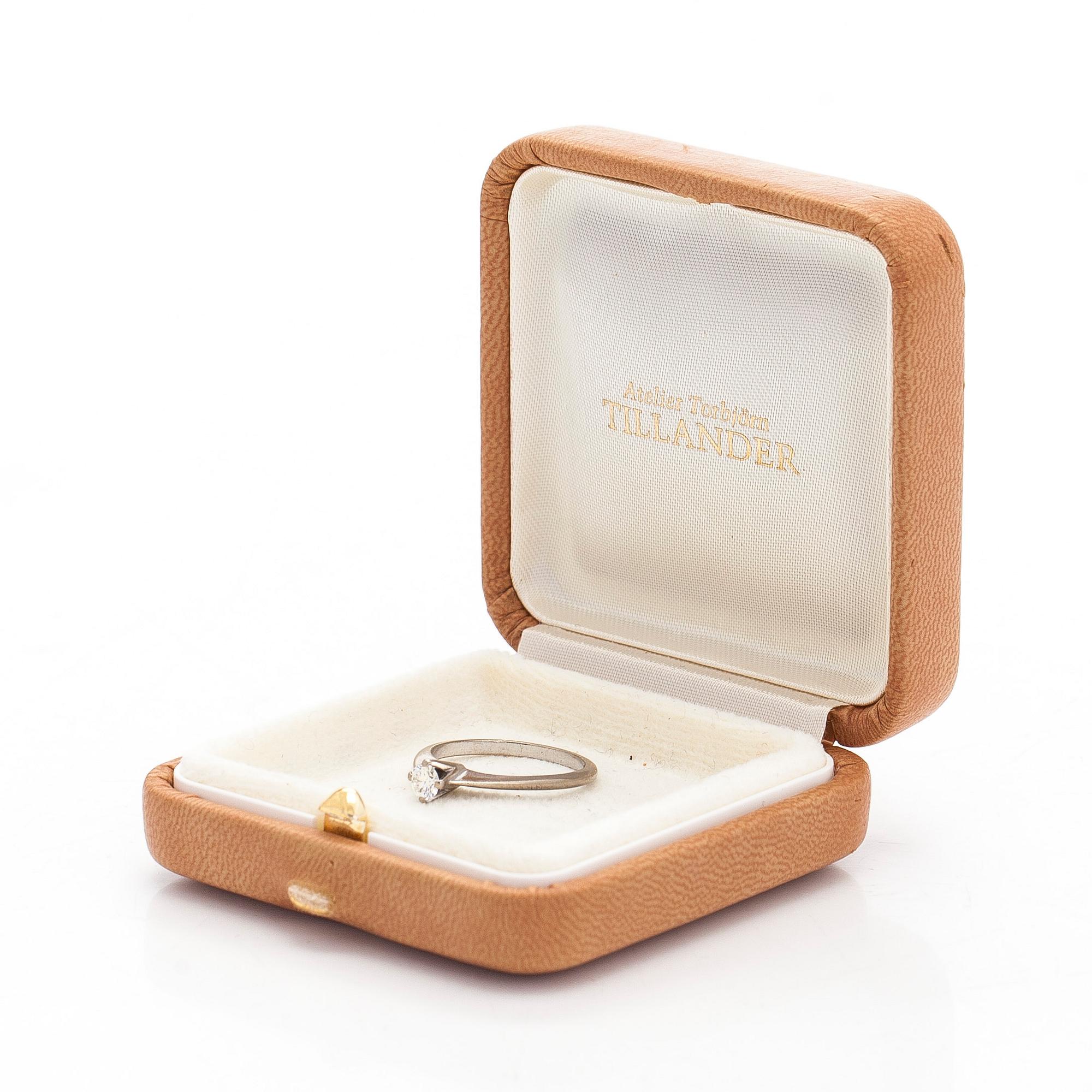 A. Tillander, sormus, 18K kultaa ja briljanttihiottu timantti, Helsinki 1973.