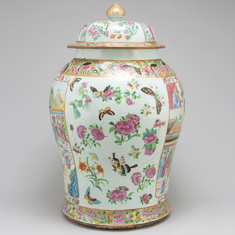 A large famille rose Canton vase with cover, Qing dynasty, late 19th century.