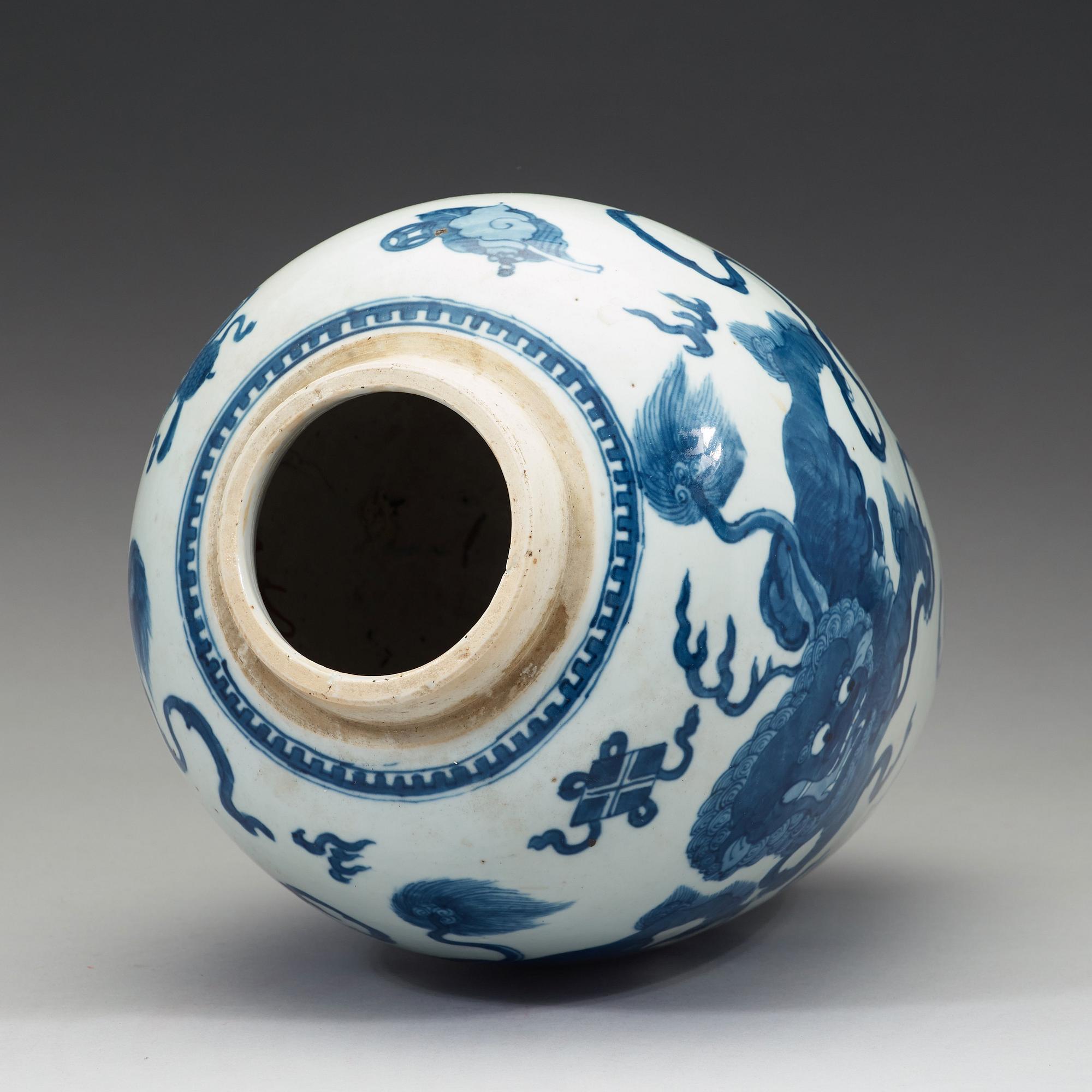 A large blue and white jar, Qing dynasty, 19th century.