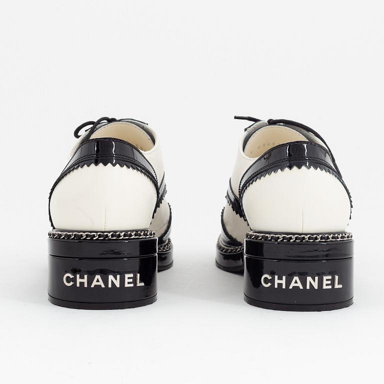 Chanel, a pair of black and white leather brogues, size 39½.
