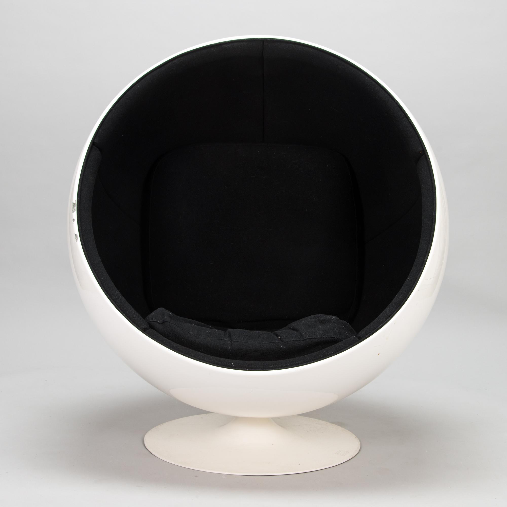 Eero Aarnio, a late 1980s 'Ball Chair', Adelta.